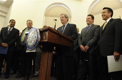 El gobernador Brian Sandoval con varios legisladores